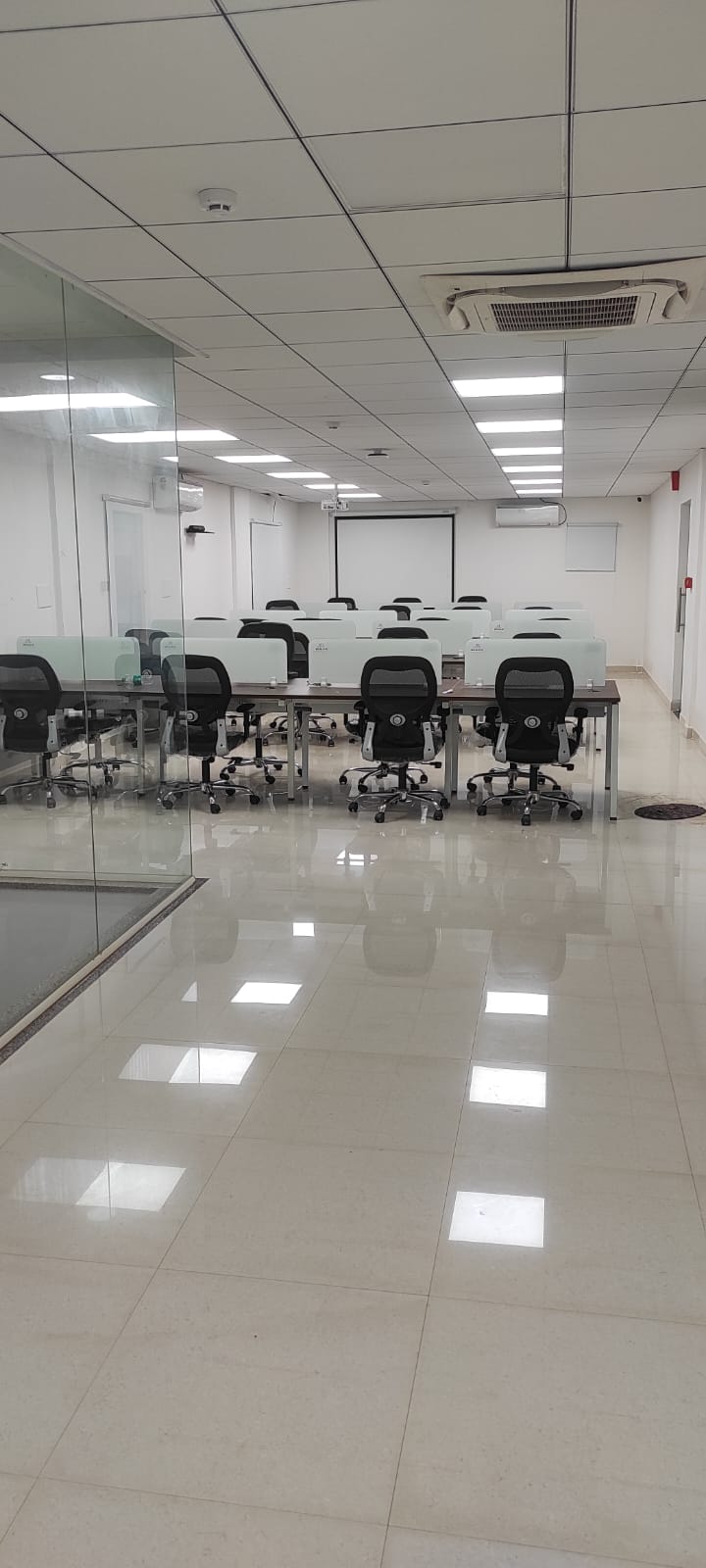 Coworking spaces for rent in professionals